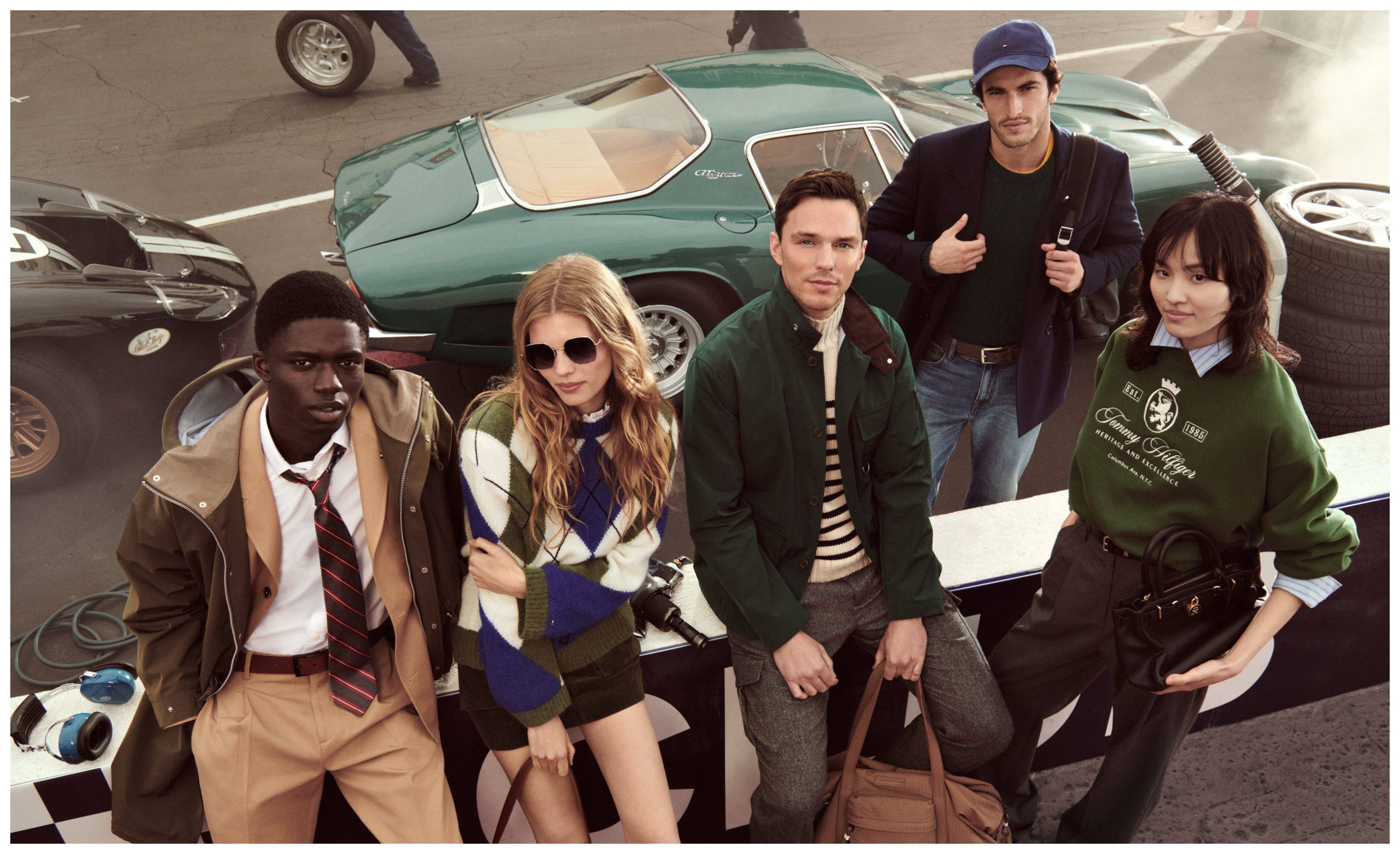 Η Tommy Hilfiger φέρνει το prep στο στιλιστικό circuit για το φθινόπωρο 2025 & ανοίγει επίσημα τις πόρτες του στο “The Hilfiger Racing Club”