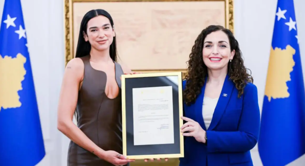 Η Dua Lipa πήρε την κοσοβάρικη υπηκοότητα: «Καλώς ήρθες πίσω στο σπίτι» – Μισή από την Αλβανία, μισή από το Κόσοβο