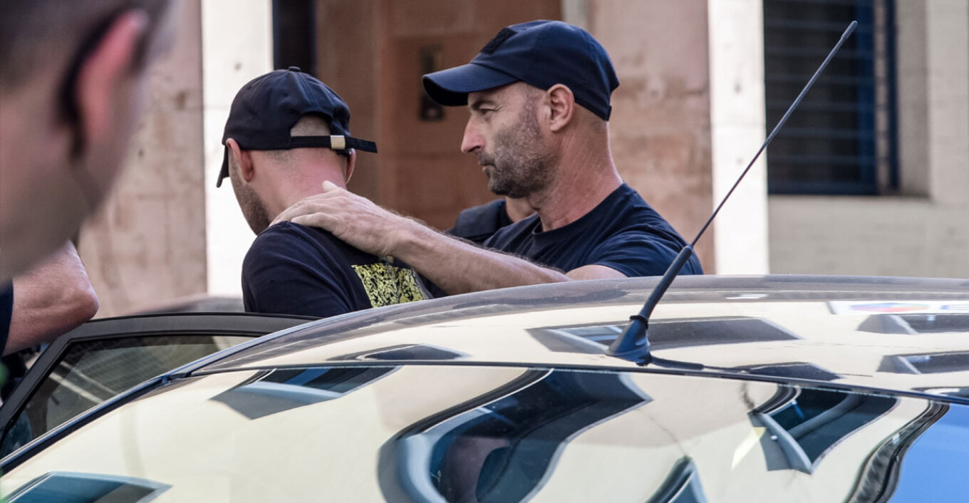 «Δεν θυμάμαι, είχα πιει πολύ τσίπουρο», λέει ο εμπρηστής της Πάτρας – Με χειροκτοτήματα στο δικαστήριο