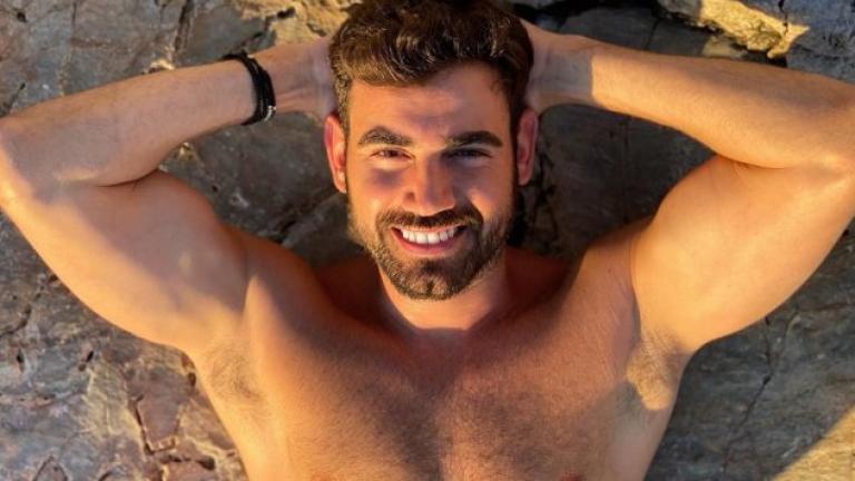 Ο Νίκος Πολυδερόπουλος μας συστήνει τη σύντροφό του και είναι μια… κούκλα – Θα την παντρευτεί