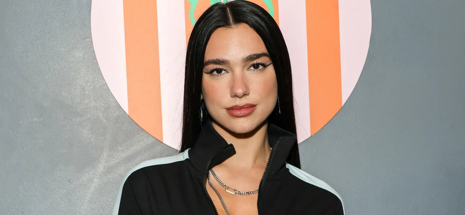 Dua Lipa: H sexy εμφάνιση και το χρυσό κορμάκι σε συναυλία – Την αποθέωσαν στα social media