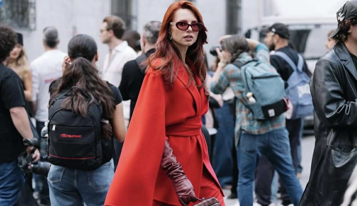 Έλαμψε η Έβελυν Καζαντζόγλου στo Fashion Week του Μιλάνο με total red look
