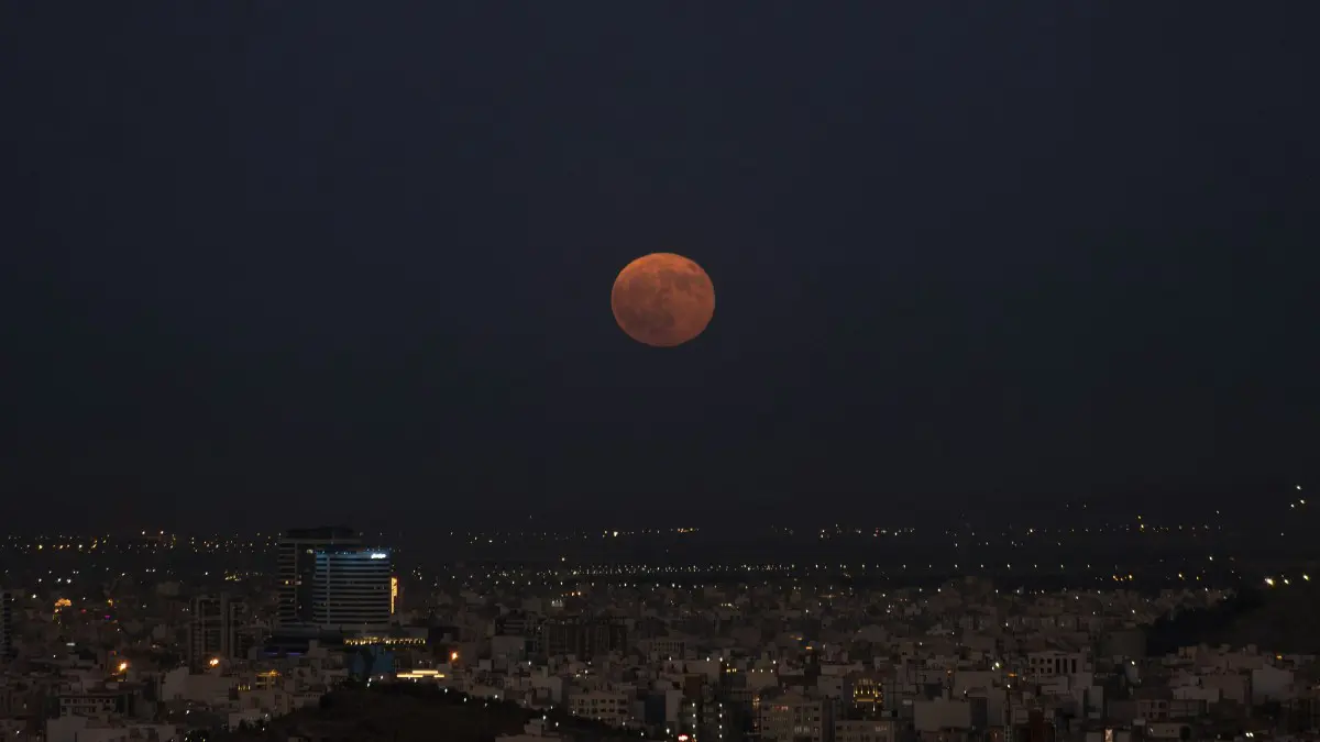 Πανσέληνος Σεπτεμβρίου: Πότε θα απολαύσουμε το «Ματωμένο Φεγγάρι»;