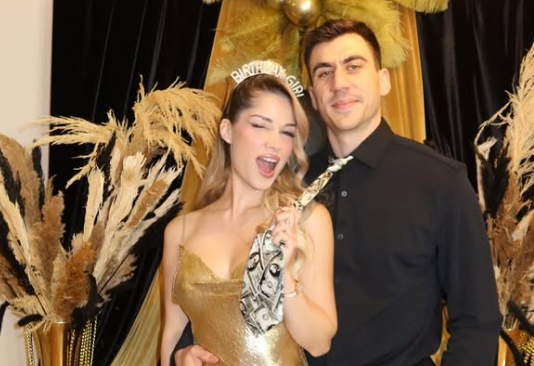 Η Στυλιάνα Αβερκίου έκανε party ως «Gold Digger» – Στο πλευρό της ο Φειδίας