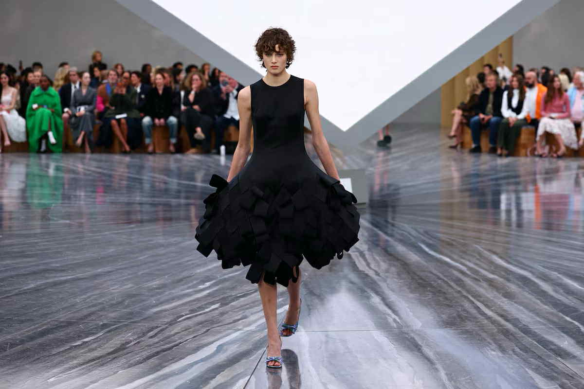 To ΗΕLLO! και το Εύρηκα Μασσαλίας στο PFW: Ο Jonathan Anderson παρουσιάζει για πρώτη φορά τη γυναικεία συλλογή Dior