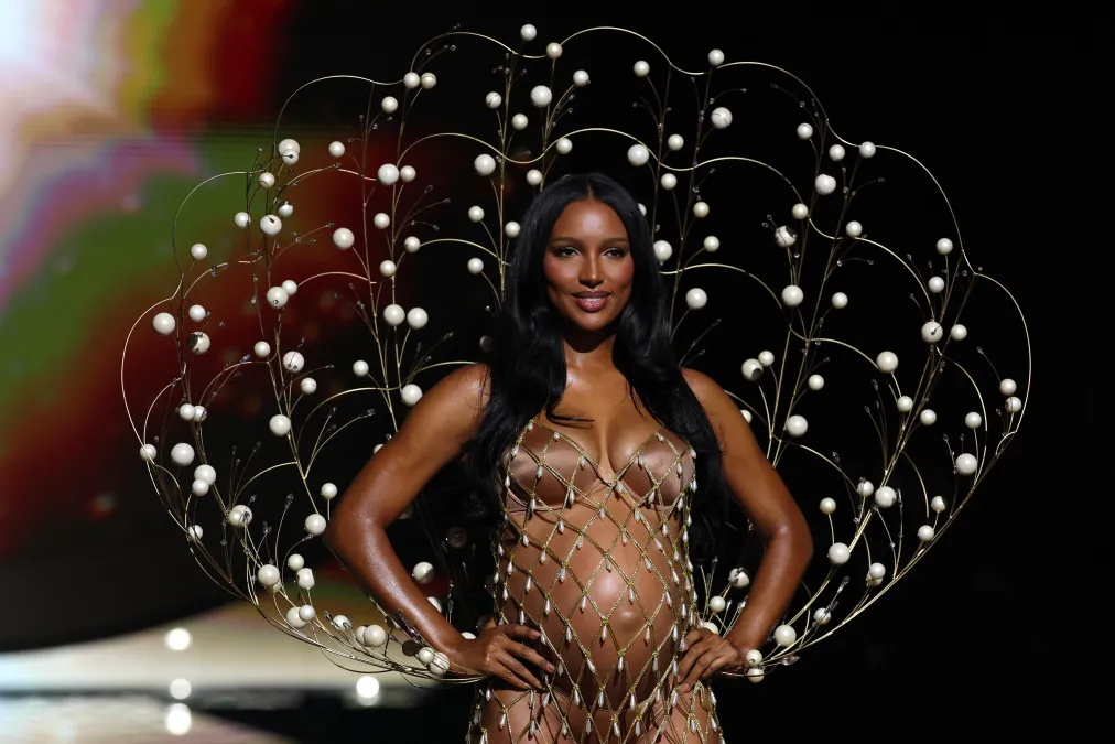Victoria’s Secret Fashion Show 2025: H συγκλονιστική εμφάνιση της Jasmine Tookes και η μητρότητα στο προσκήνιο