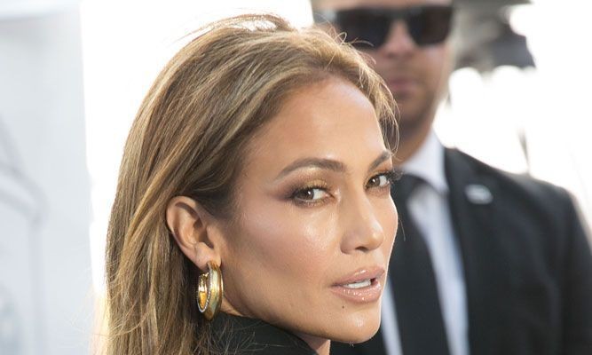 Aυτός είναι ο λόγος που η Jennifer Lopez φοράει τα eye patches πάνω από το μακιγιάζ