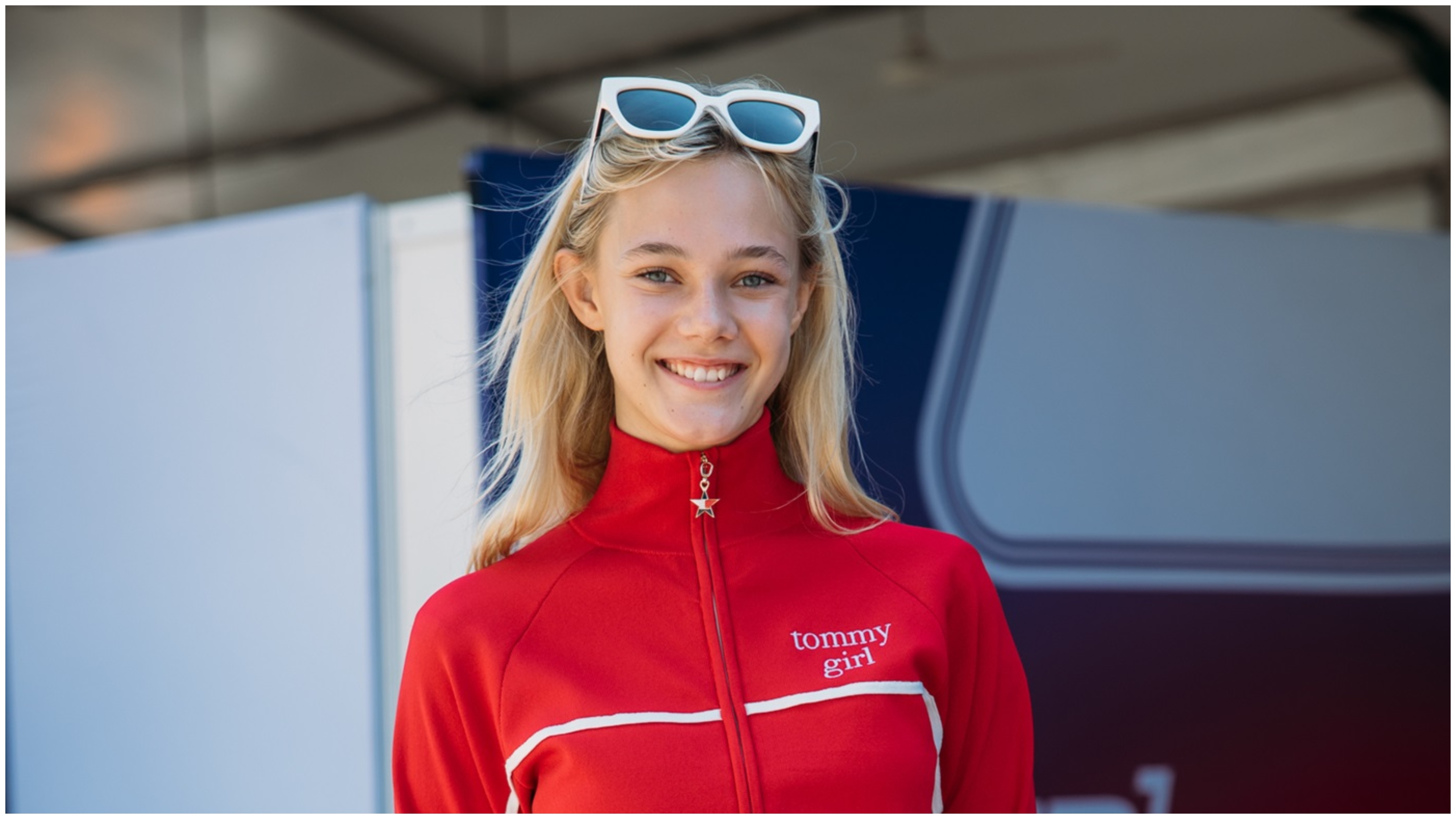 Η Alba Larsen εντυπωσίασε με το στυλ της, φορώντας Tommy Jeans, στο Grand Prix της Σιγκαπούρης