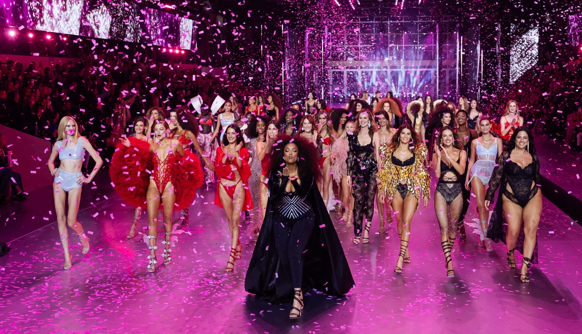 Victoria’s Secret Fashion Show: Όλα όσα αξίζει να θυμόμαστε από την πιο λαμπερή βραδιά της μόδας
