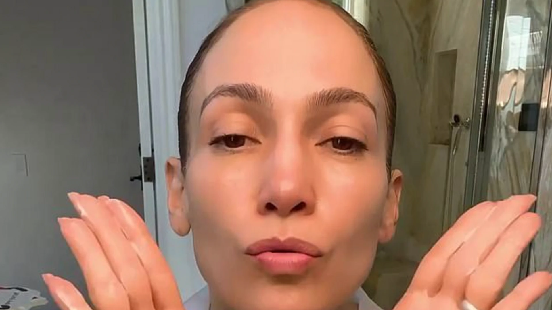 Jennifer Lopez: Αποκαλύπτει βήμα – βήμα την  διασκεδαστική της ρουτίνα περιποίησης (ΒΙΝΤΕΟ)