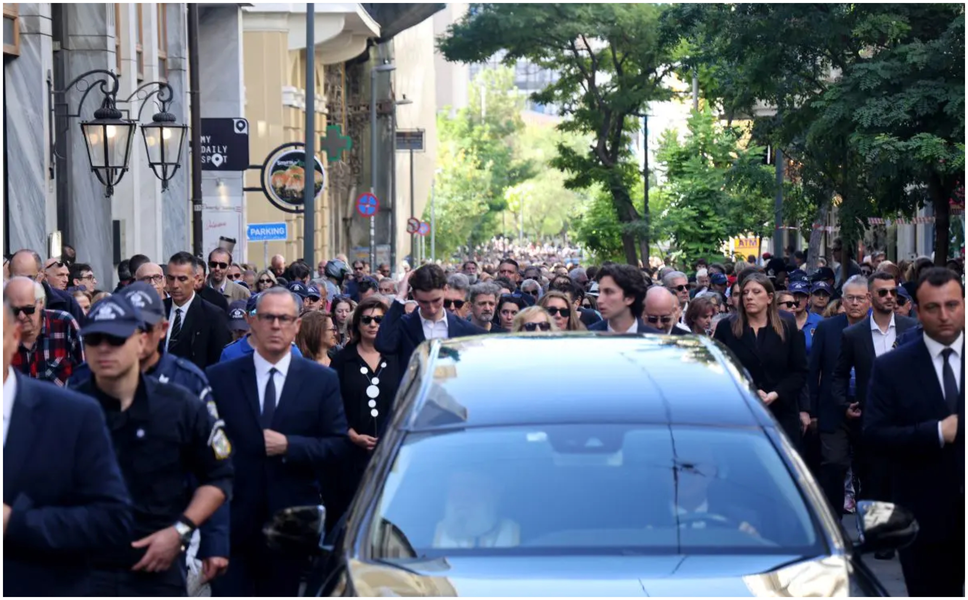 Κηδεία Σαββόπουλου: Ολοκληρώθηκε η ταφή με το «Ας αρχίσουν οι χοροί»