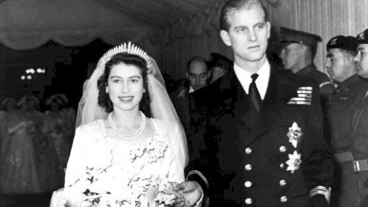 Βασίλισσα Ελισάβετ: Οι αυστηροί κανόνες στα γεύματά της και ο λόγος που δεν έτρωγε με τον Φίλιππο