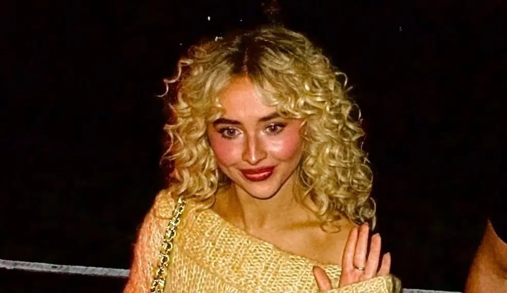 Πουλόβερ: Πως η Sabrina Carpenter το φόρεσε με 80s style