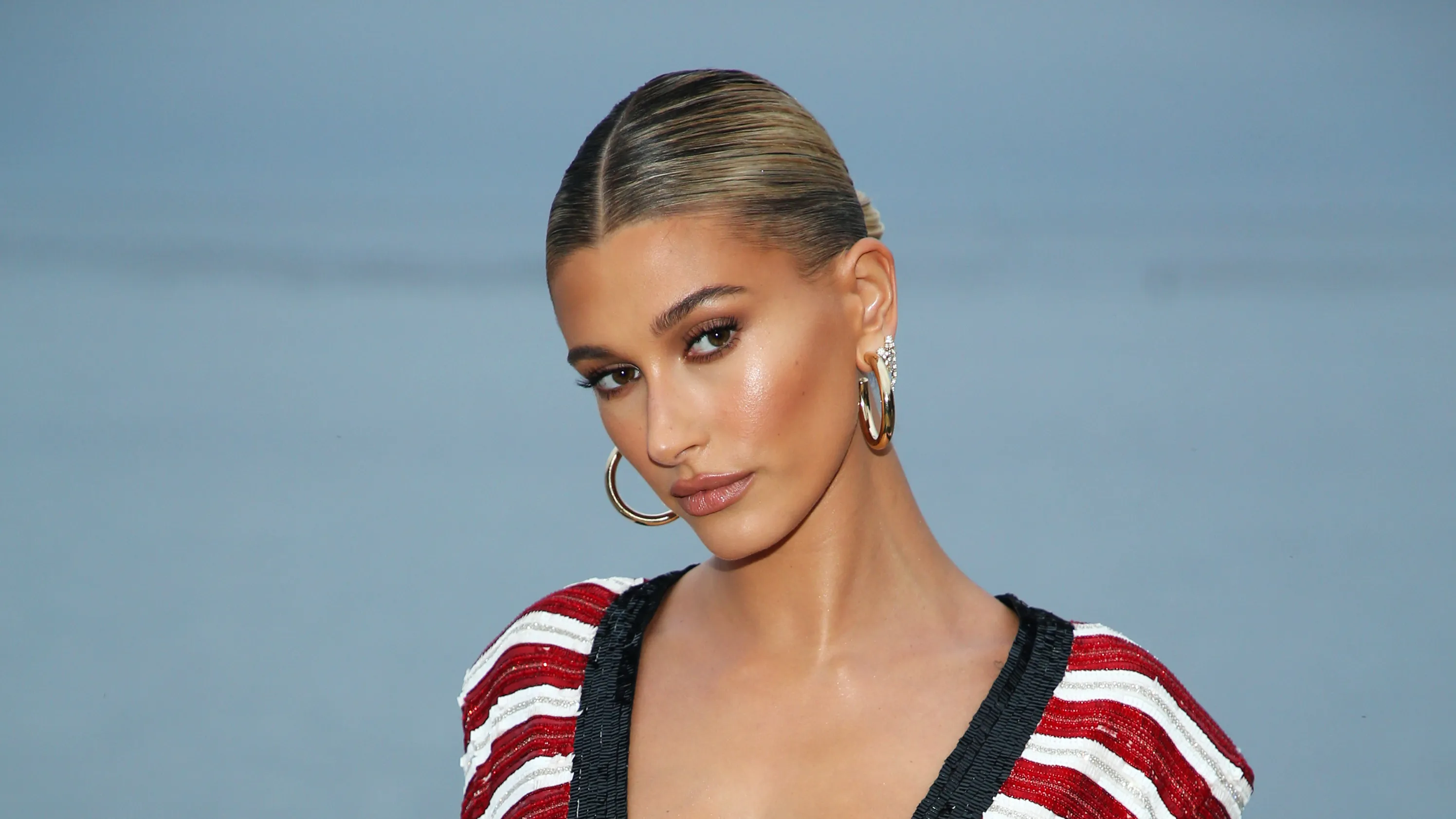 Hailey Bieber: Μόνο αυτή μπορεί να φορέσει το χειρότερο trend των 00s τόσο θεαματικά (ΦΩΤΟ)