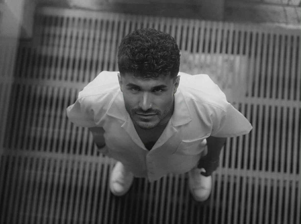 Ο Stef μας συστήνεται με το πρώτο του τραγούδι με τίτλο «Λιώνω»