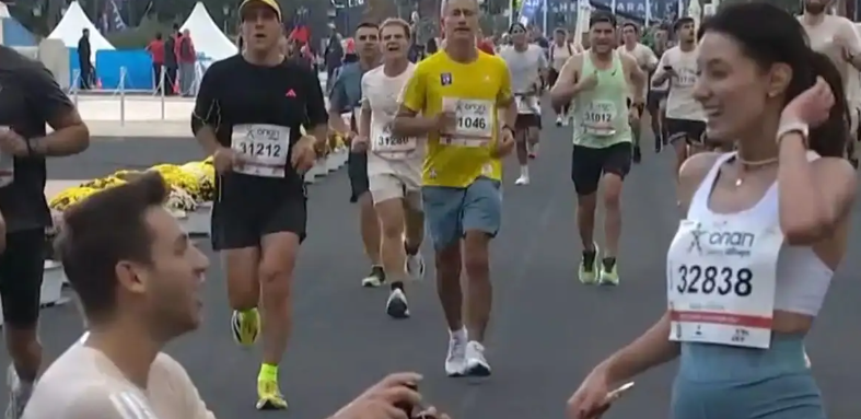 Μαραθώνιος Αθήνας 2025: Πρόταση γάμου γονατιστός στον τερματισμό των 10 χλμ – Ποια η απάντηση;