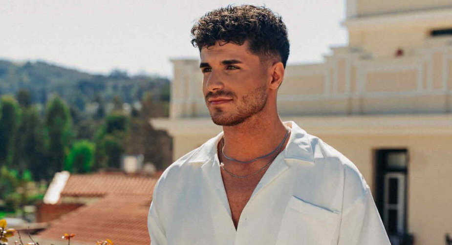 Ο Stef μας συστήνεται με το πρώτο του τραγούδι με τίτλο «Λιώνω»