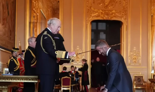 Ο Ντέιβιντ Μπέκαμ έγινε «Sir» – Χρίστηκε Ιππότης από τον Βασιλιά Κάρολο στο κάστρο του Ουίνδσορ