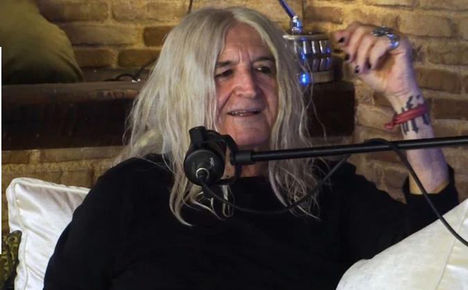 Νίκος Καρβέλας: “Δεν έδωσα σε τρία μαθήματα Πανελληνίων γιατί… συνουσιαζόμουν με τη Λητώ”