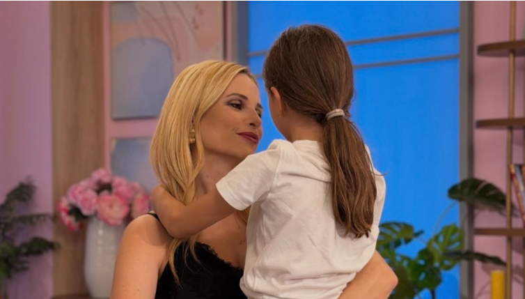 Αριστοτέλους: Η κόρη της εισέβαλε στο στούντιο εν ώρα εκπομπής – Η τρυφερή στιγμή