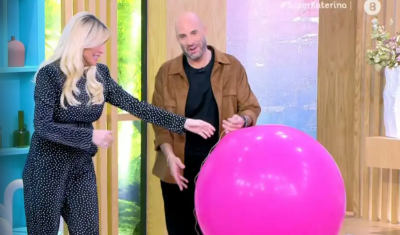 “Gender Reveal” στην Καινούργιου – Ο καλεσμένος με ροζ μπαλόνι και οι ευχές