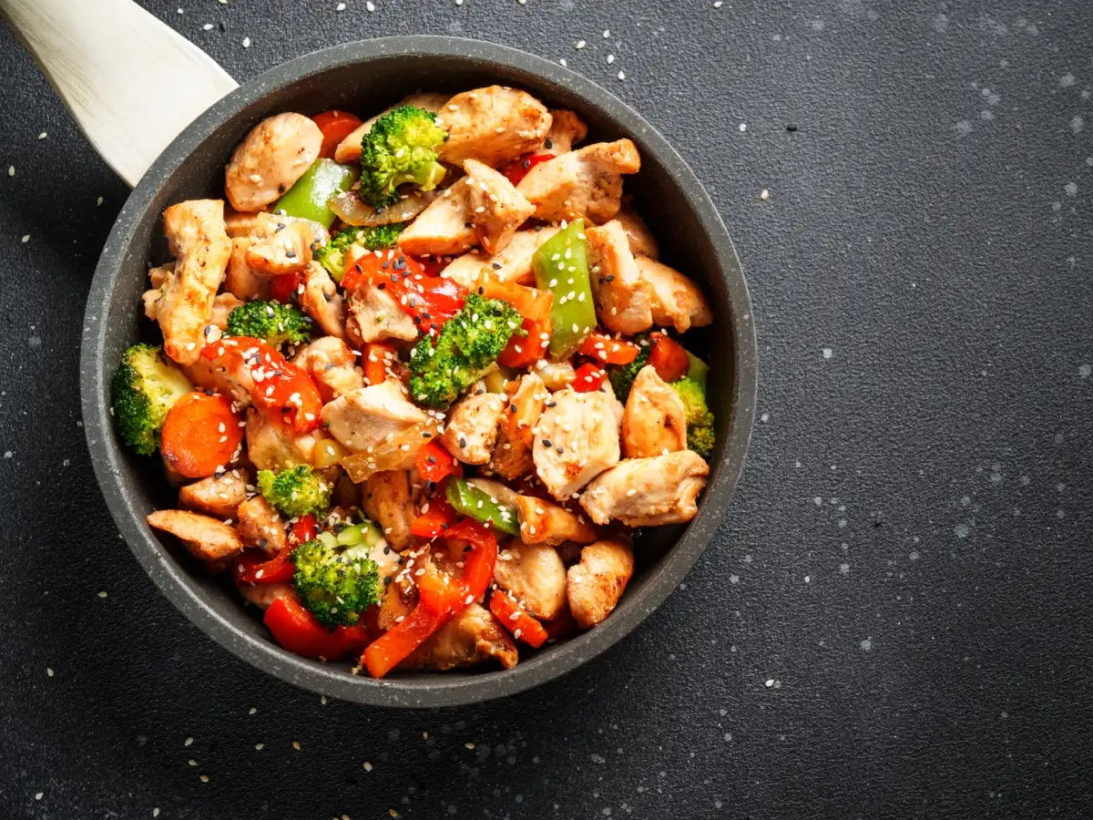 Νόστιμη συνταγή για κοτόπουλο με μπρόκολο, σουσάμι και σάλτσα σόγιας – μελιού