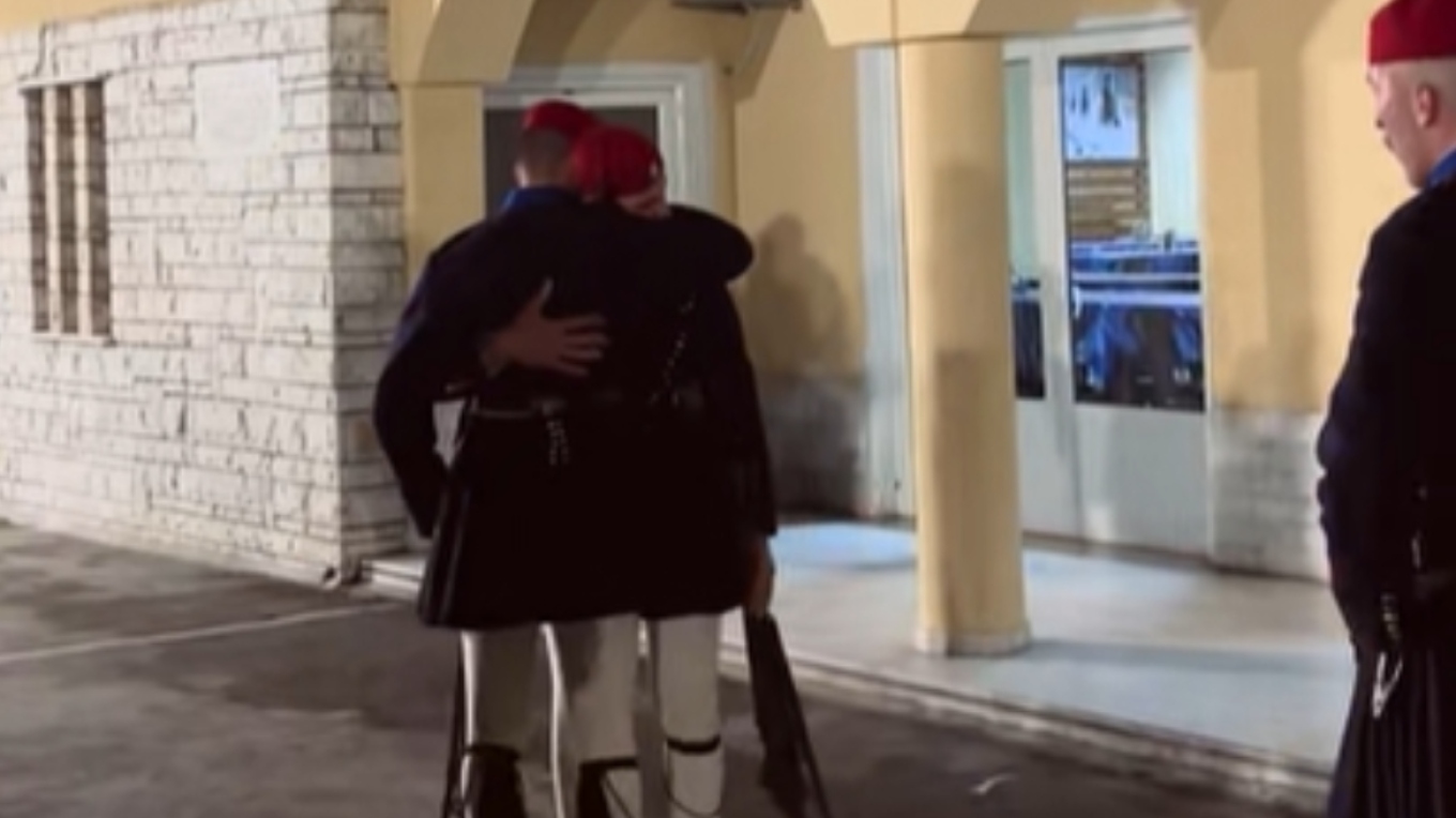 Εύζωνες συγκινούνται μετά την τελευταία τους υπηρεσία στην Προεδρική Φρουρά – Δείτε βίντεο