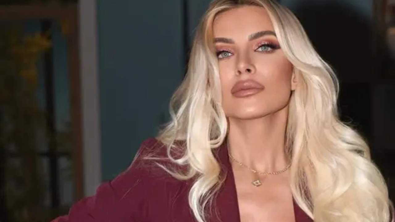 Η Κατερίνα Καινούργιου δείχνει για πρώτη φορά τη φουσκωμένη κοιλίτσα της μπροστά στο χριστουγεννιάτικο δέντρο (ΦΩΤΟ)