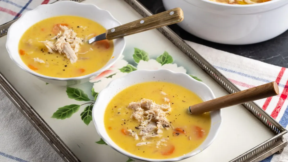 Συνταγή για παραδοσιακή κοτόσουπα με βελούδινη υφή για τις κρύες μέρες του χειμώνα