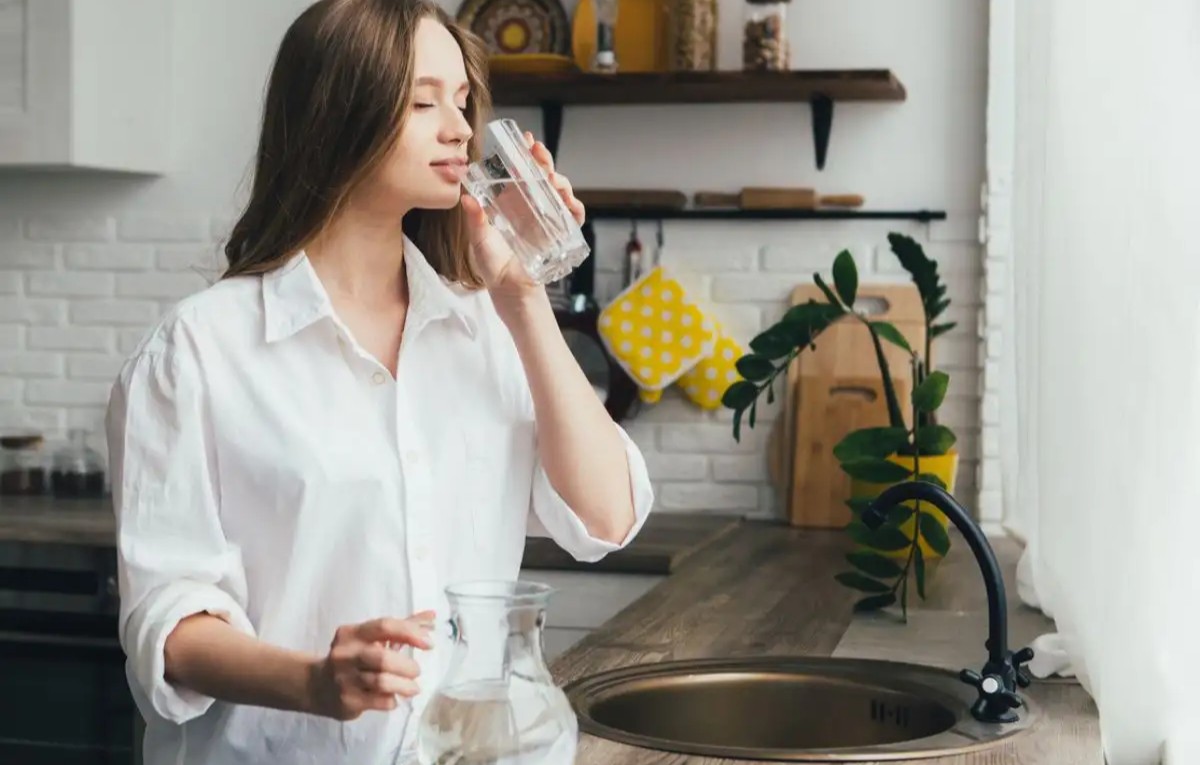 Έξυπνα tips για να πίνεις περισσότερο νερό όταν πέφτει η θερμοκρασία