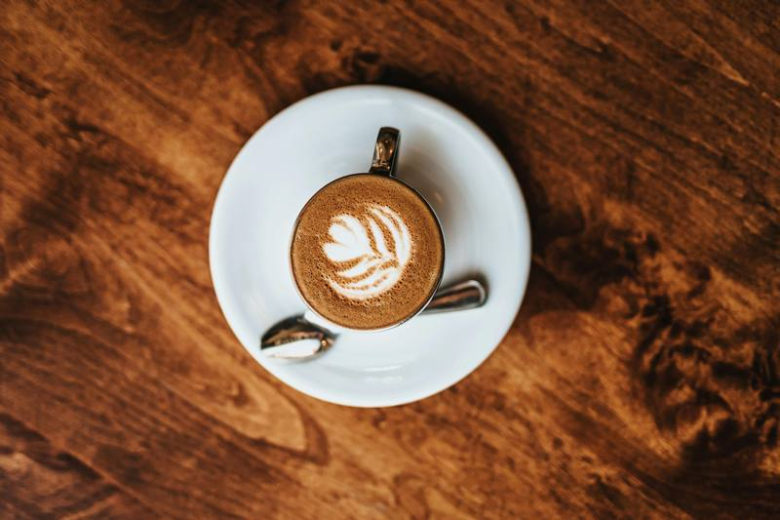 Aυτές είναι οι 4 τροφές που είναι καλό να αποφεύγεις όταν πίνεις καφέ