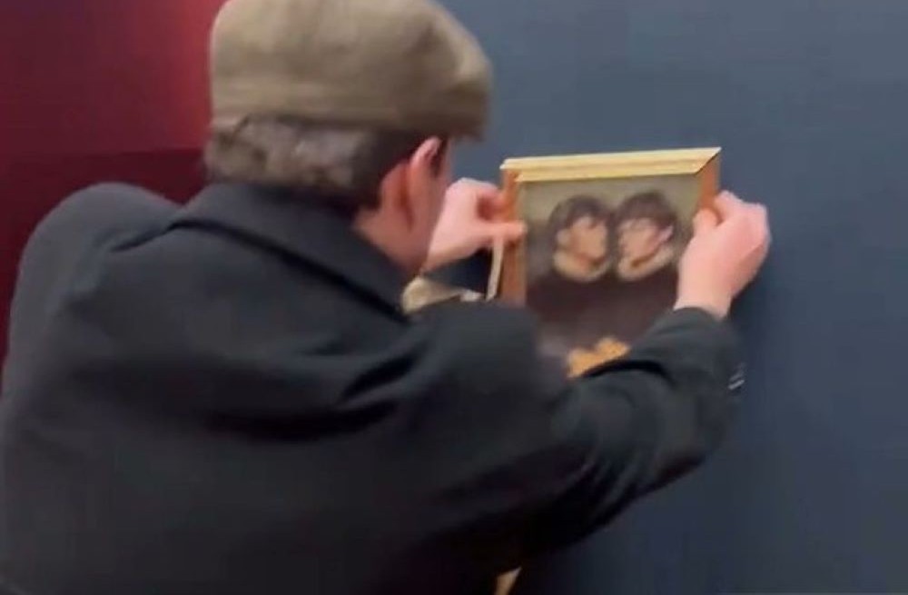 Τik Tokers «ξεγέλασαν» την ασφάλεια του Λούβρου και κρέμασαν το πορτρέτο τους δίπλα στη Μόνα Λίζα (ΒΙΝΤΕΟ)