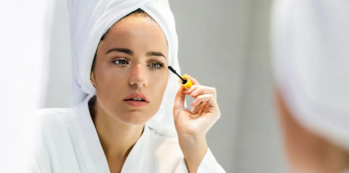 Πλούσιες βλεφαρίδες με βαζελίνη: H νέα τάση ομορφιάς που κατακλύζει τα social media 