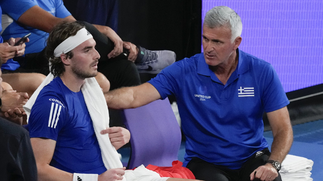 Ο πατέρας Τσιτσιπάς υποστήριξε ότι εκείνος οδηγούσε με 213 χλμ. – Η τροχαία παίρνει το δίπλωμα του Στέφανου