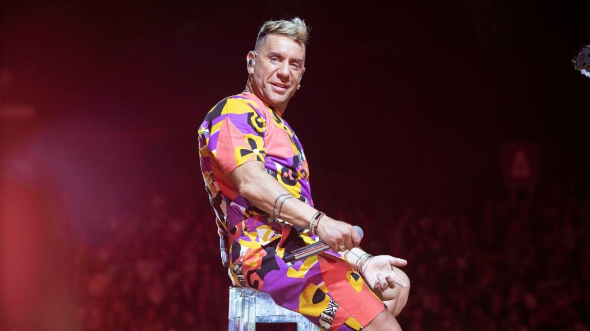 Μαζωνάκης: Βγήκε έξω από το κέντρο που εμφανίζεται για να χαιρετήσει και να μιλήσει στον κόσμο – Τί τους είπε;