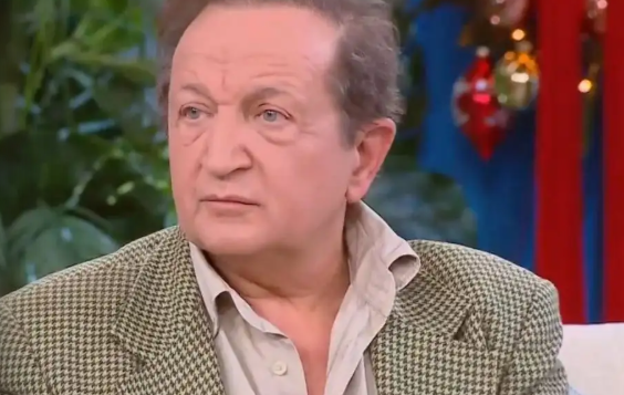 «Αναφέρεται σε μένα λες και είμαι ο μόνος γκέι μέσα στη Βουλή» – O Mπιμπίλας αποκαλύπτεται