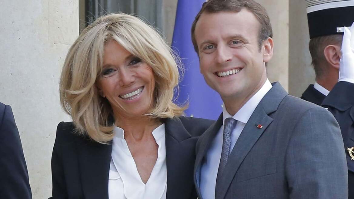 Μπριζίτ Μακρόν: Σάλος για το «βρωμιάρες σκύλες» κατά ακτιβιστριών που διαμαρτύρονταν έξω από θέατρο