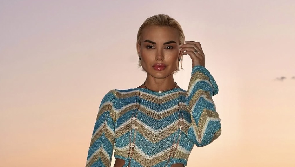 Αλεξάνδρα Παναγιώταρου: Με εκκεντρικό κοστούμι και μίνι φούστα στο κέντρο της Αθήνας (ΦΩΤΟ)