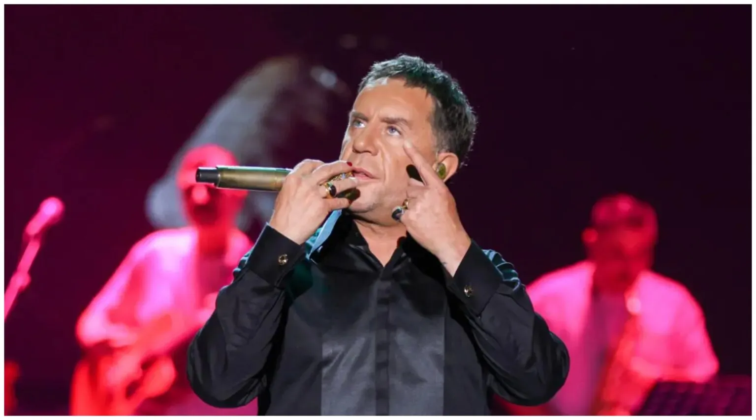 «Ο Μαζωνάκης είναι λίγο άτακτο παιδί, φλερτάρει από εδώ και από εκεί με αγόρια και κορίτσια»