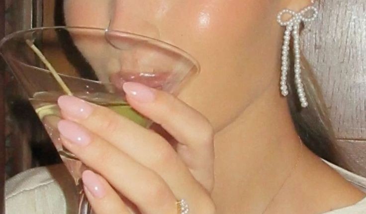 Χριστουγεννιάτικα κοντά νύχια: 5 μανικιούρ για να διαλέξεις