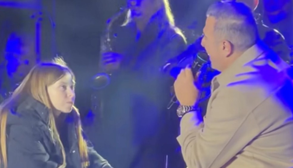 Ο Αντώνης Ρέμος ανέβασε την κόρη του στη σκηνή – Η απρόσμενη ερώτηση της μικρής Ελένης μπροστά στο κοινό