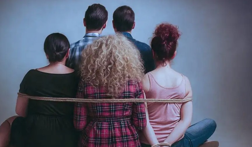 Παρά Πέντε – 20 χρόνια μετά: Η Θεοπούλα αναρωτιέται, ξανά, περί ερωτικών περιπτύξεων – Που θα το δούμε;