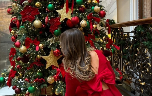Christmas trends: Τα έχεις ήδη στη ντουλάπα σου και θα σου λύσουν τα χέρια