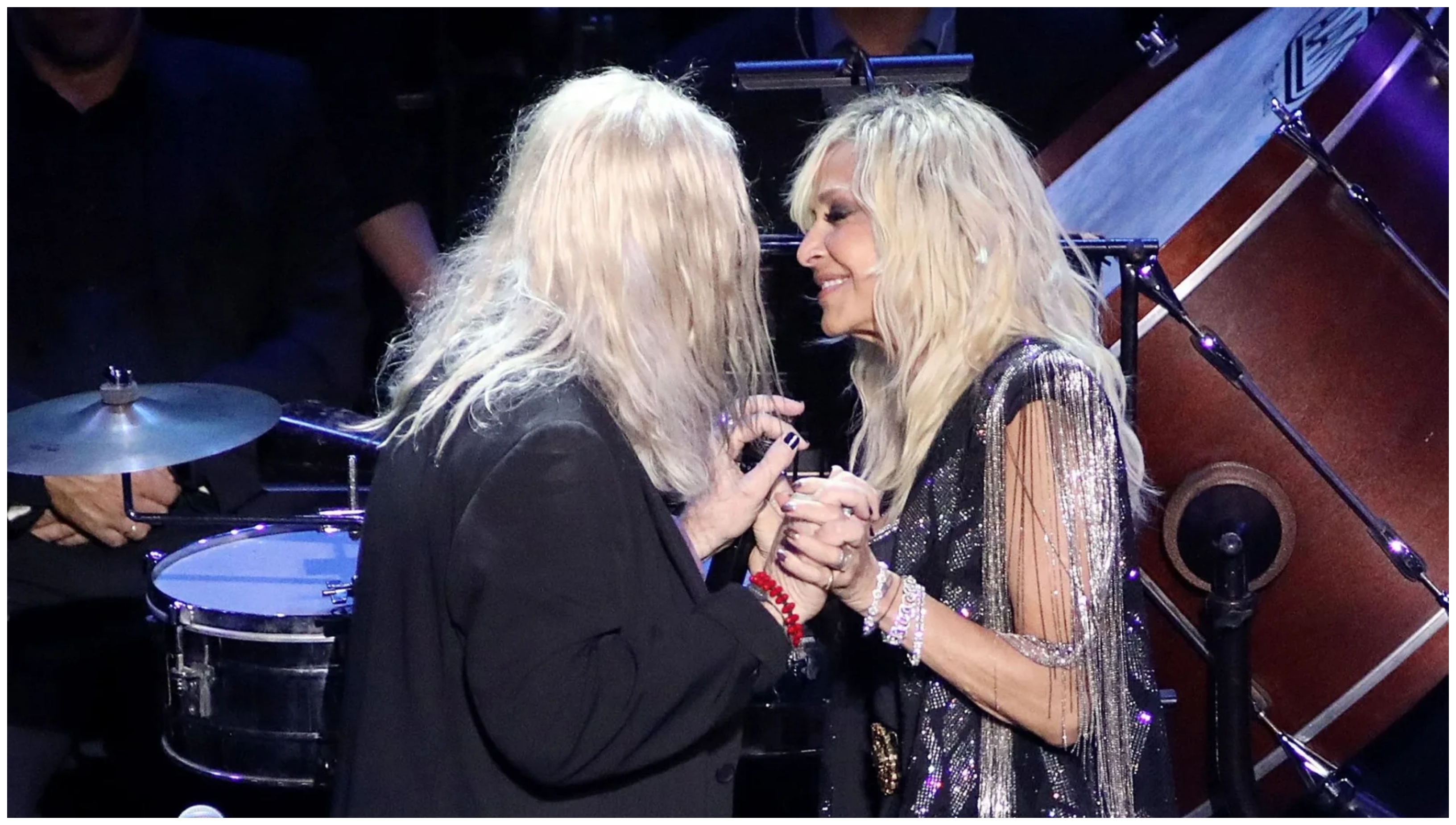 Η τρυφερή στιγμή της Άννας Βίσση με τον Νίκο Καρβέλα, το «σ’ αγαπώ» και το φιλί (ΒΙΝΤΕΟ)