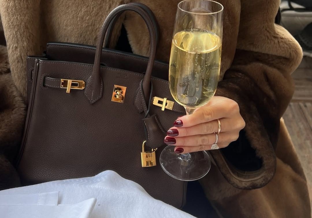 Ακόμη μια τσάντα της Τζέιν Μπίρκιν δημοπρατήθηκε – Πωλήθηκε σχεδόν έξι φορές περισσότερο από την αξία της