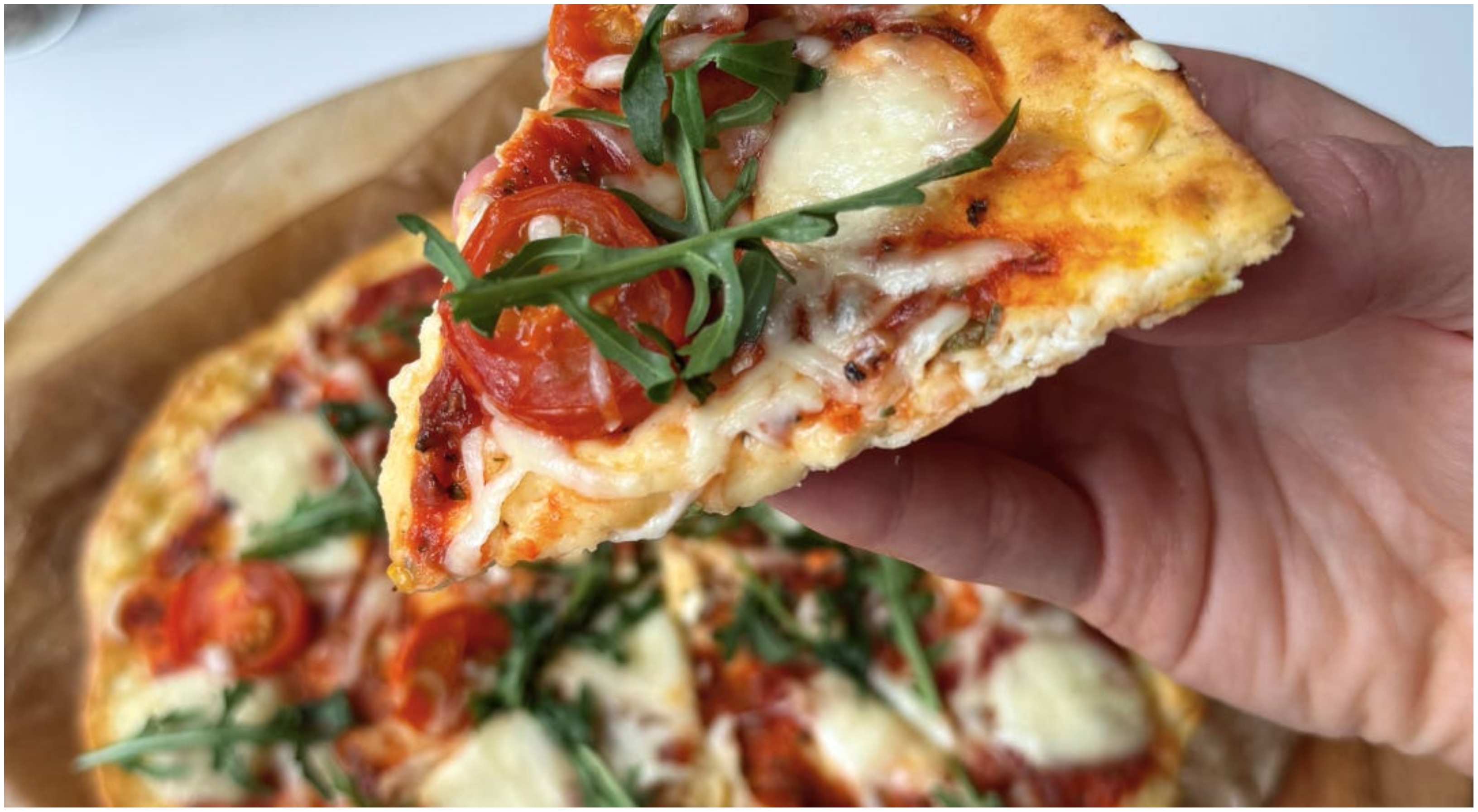 Συνταγή για τη viral high protein πίτσα με 5 μόνο υλικά!