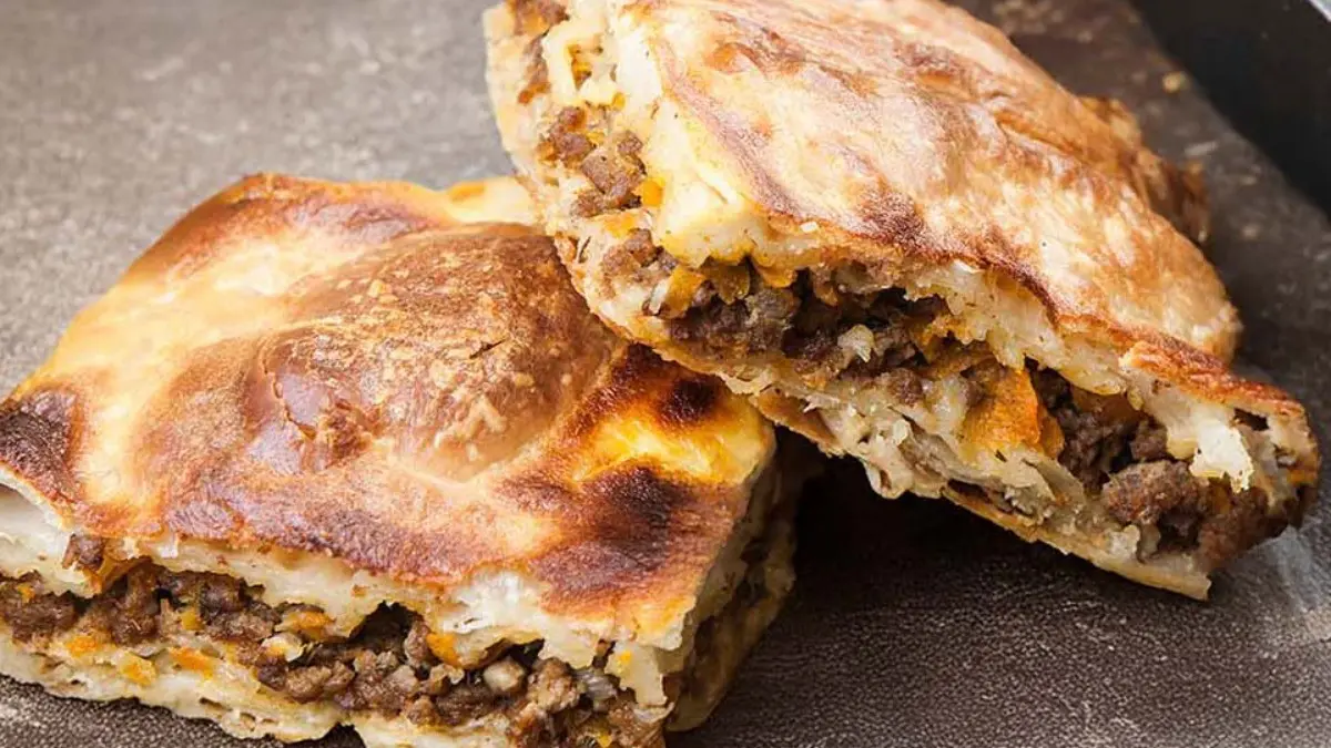 Συνταγή για αφράτη κιμαδόπιτα σε στρώσεις που θα λατρέψει όλη η οικογένεια