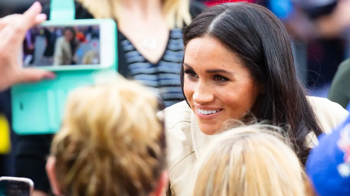 Σάλος με τη Μέγκαν Μαρκλ: «Έκλεψε» φόρεμα 1.700 δολαρίων από φωτογράφιση