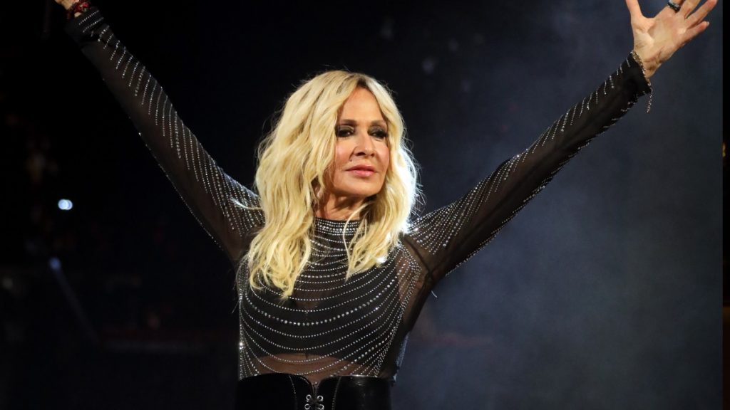 Αυτή είναι η αλήθεια! Η Βίσση συνεχίζει στο “Hotel Ερμού” και δεν σταματά τις live εμφανίσεις