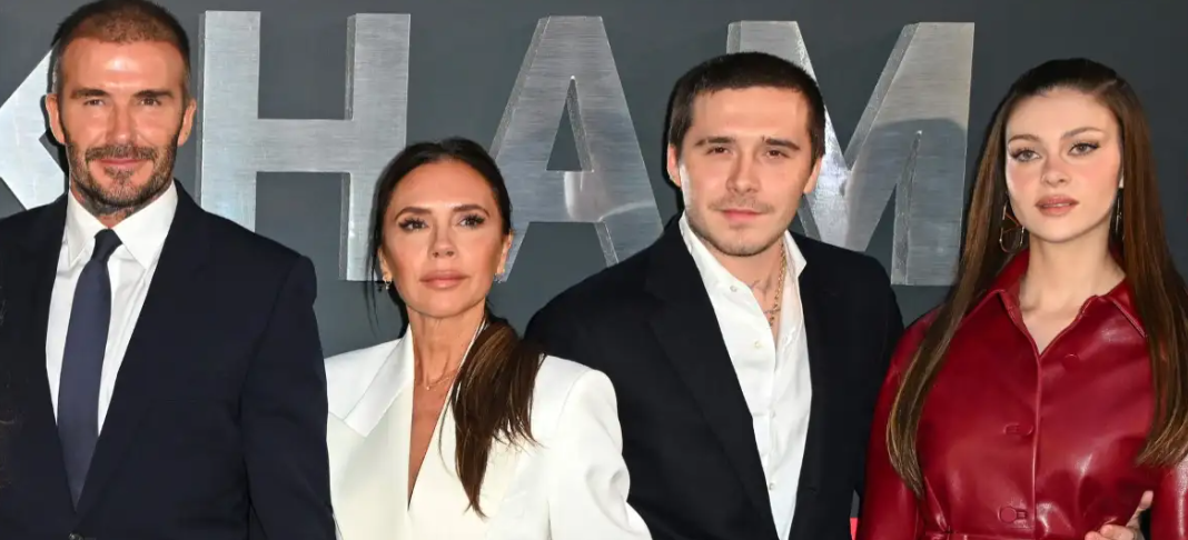 Victoria Beckham: H πρώτη εμφάνιση μετά τον viral χορό, στο γάμο του γιού της